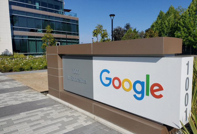 미국 캘리포니아주 마운틴뷰에 위치한 구글 본사 앞에 기업 로고가 그려져 있다. /마운틴뷰=로이터연합뉴스