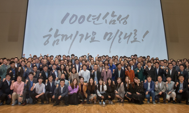 김기남(세번째줄 가운데) 삼성전자 대표이사 부회장 등 경영진과 임직원들이 1일 창립 50주년을 맞아 수원 ‘삼성 디지털 시티’에서 기념행사를 가진 뒤 파이팅을 외치고 있다. /사진제공=삼성전자