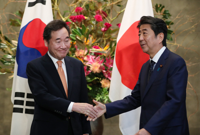 이낙연 국무총리가 지난달 24일 일본 도쿄(東京) 총리관저에서 아베 신조(安倍晋三) 총리와 악수하고 있다. 이날 이 총리가 전달한 문재인 대통령의 친서에는 ‘일본은 동북아의 평화를 위한 주요 파트너고 한일 양국 간 현안을 조기에 해결하도록 노력하자’는 내용이 담겼다고 알려졌다./연합뉴스