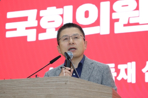 자유한국당 황교안 대표가 2일 오후 마산합포구청 대강당에서 열린 한국당 ‘공수처법 저지 및 국회의원 정수 축소 촉구 좌파독재 실정 보고대회’에서 강연을 하고 있다. /자유한국당 제공