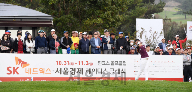 2일 제주 서귀포 핀크스 골프클럽에서 열린 SK네트웍스·서울경제 레이디스 클래식 3라운드 10번홀에서 최혜진이 드라이버샷을 하고 있다./서귀포=이호재기자 2019.11.02