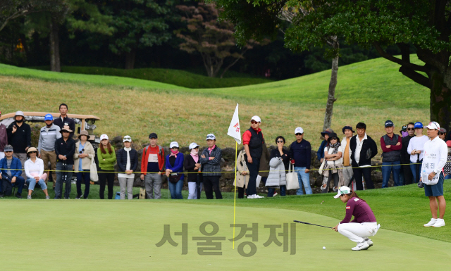 2일 제주 서귀포 핀크스 골프클럽에서 열린 SK네트웍스?서울경제 레이디스 클래식 3라운드 9번홀에서 최혜진이 그린을 살피고 있다./서귀포=권욱기자 2019.11.02