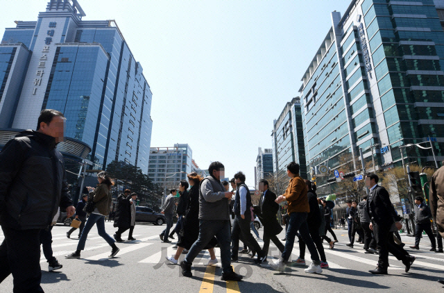 직장인들이 지난 4월 서울 구로구 구로디지털단지 일대를 오가고 있다. 구로디지털단지에는 업종 특성상 야근과 집중 근로가 필요한 정보통신기술 업체가 밀집해 있다./권욱기자