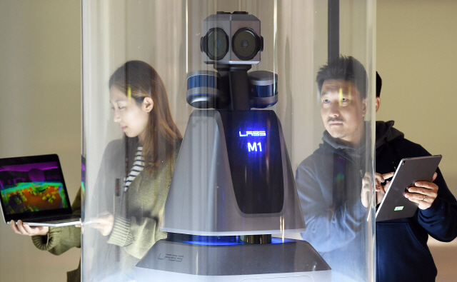 네이버랩스 연구진이 자체 개발한 매핑로봇 ‘M1’시리즈를 살펴보고 있다/성남=오승현기자