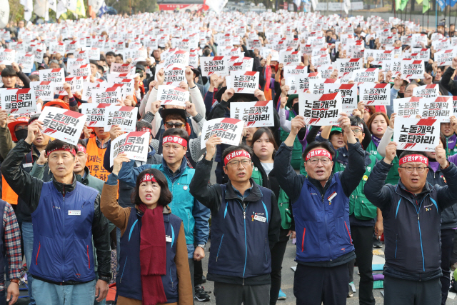 ‘노동존중사회’를 표방한 문재인 정부가 고용지표 악화 등 어려운 경제상황 속에 정부가 경영계의 목소리에 귀를 기울이자 노동계가 반발하고 나서 정부는 노사 양측에서 거센 반발에 직면한 상태다. 김명환(앞줄 가운데) 민주노총 위원장과 민주노총 조합원들이 지난달 31일 오후 서울 여의도 국회 앞에서 열린 ‘노동개악 분쇄! 탄력근로제 기간확대 저지! 결의대회’에서 구호를 외치고 있다. /연합뉴스