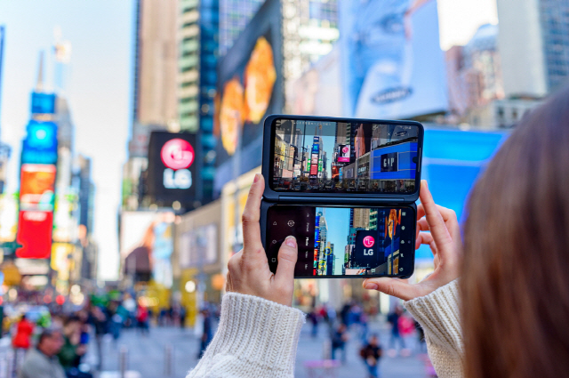 LG전자 모델이 G8X 씽큐와 듀얼스크린을 들고 뉴욕 타임스 스퀘어를 촬영하고 있다./사진제공=LG전자