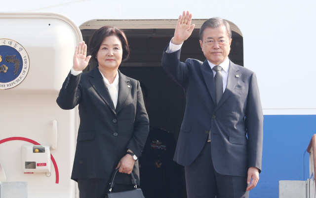 태국 아세안(ASEAN)+3 정상회의 참석차 출국하는 문재인 대통령이 3일 오전 서울공항 공군1호기에서 환송객들에게 손을 흔들고 있다. /연합뉴스