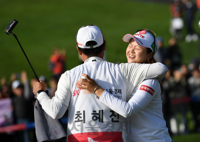 최혜진이 3일 제주 서귀포 핀크스 골프클럽에서 열린 SK네트웍스·서울경제 레이디스 클래식 4라운드 18번홀에서 우승을 확정하고 기뻐하고 있다./서귀포=성형주기자 2019.11.03