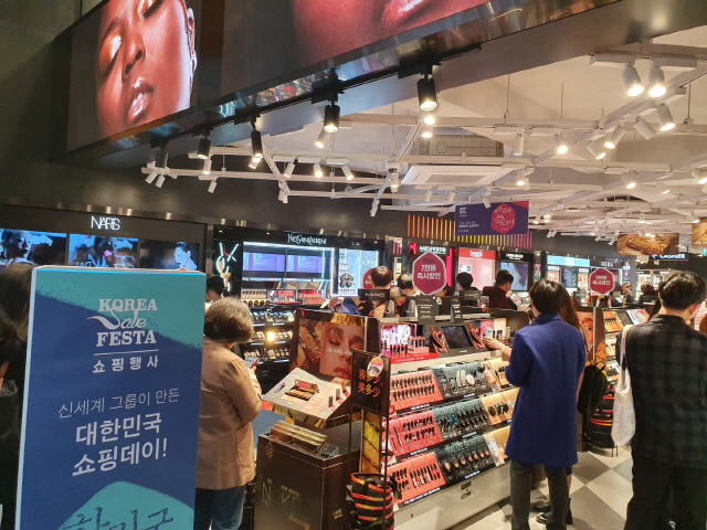 2일 오후 5시께 시코르 명동점에서 시민들이 제품을 살펴보고 있다. 신세계백화점이 운영하는 시코르는 이날 그룹 계열사의 11월 쇼핑 축제 ‘대한민국 쓱데이’를 진행했다./허세민 기자