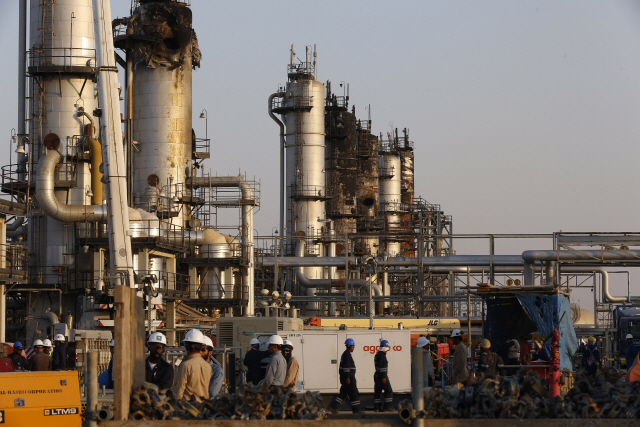 지난 9월20일(현지시간) 사우디아라비아 국영 석유기업 아람코가 드론 공격을 받은 후 직원들이 시설을 둘러보고 있다. /아브카이크=AP연합뉴스