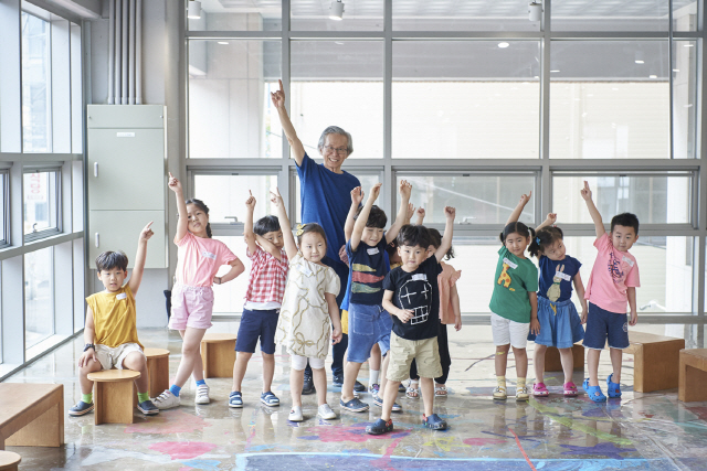 원로예술가 이건용이 어린이 관람객과 함께 퍼포먼스 아트를 체험한 후 즐거워하고 있다. /사진제공=헬로우뮤지움