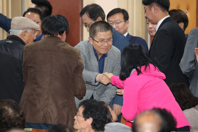 황교안 자유한국당 대표가 지난 2일 오후 마산에서 열린 ‘좌파독재 실정 보고대회’에서 참석자들과 인사하고 있다.  /사진제공=한국당