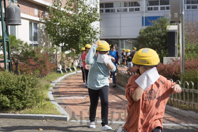 지난 1일 경북 경주시 감포초등학교에서 진행된 화재 대피 훈련에서 학생들이 경안전모를 착용하고 훈련에 참여하고 있다. /사진제공=현대건설