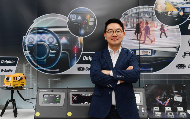 이장규 텔레칩스 대표가 4일 서울 송파구 본사에서 자사가 개발한 차량용 반도체 칩셋 및 관련 솔루션들을 소개하고 있다. /권욱기자