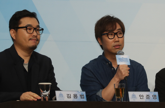 안준영 PD(오른쪽)가 지난 4월 Mnet ‘프로듀스X101’ 제작발표회에서 인사말을 하고 있다. /연합뉴스