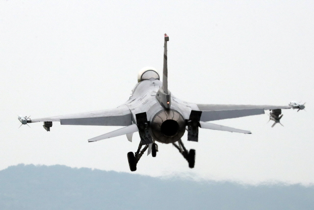 한미 연합공중훈련인 ‘맥스선더(Max Thunder)’가 진행 중인 지난해 5월 16일 오전 경기도 평택시 주한미공군 오산기지에서 미 공군 F-16 전투기가 훈련을 마치고 착륙하고 있다./평택=연합뉴스