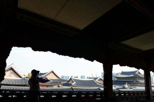 경회루 2층에서 밖을 내다보면 창틀 안에 한 폭의 그림 같은 풍경이 펼쳐진다. 차경(借景)문화의 진수를 이곳에서 볼 수 있다.