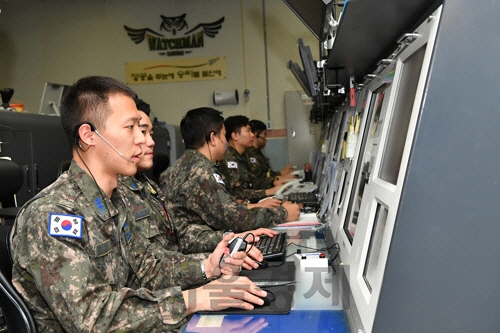 지상통제부문 골든 아이로 선정된 임지훈 대위가 지상통제센터에서 아군 항공기를 통제하고 있다.