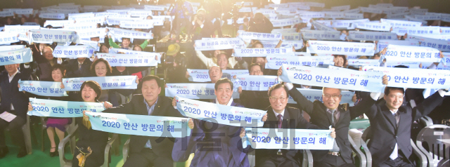 ‘2020 안산 방문의 해’와 김홍도의 도시 안산 선포식에 참석한 인사들이 기념촬영을 하고 있다.