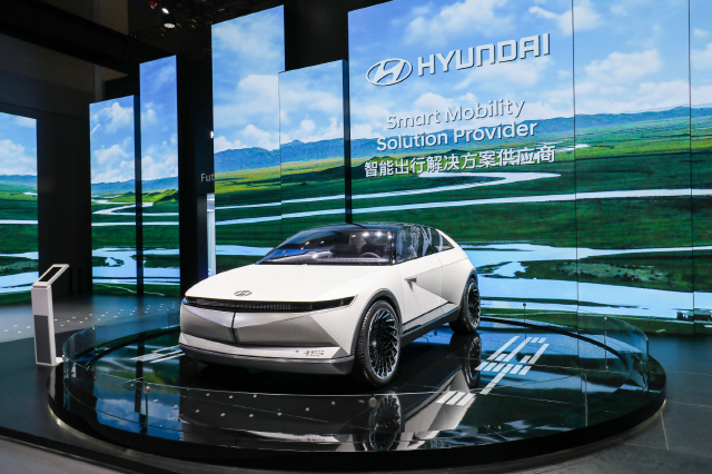 현대차그룹이 5일(현지시간) 중국 상하이 국가회의전람센터에서 열린 ‘제2회 중국 국제 수입박람회’에 참가해 친환경·미래차 기술력과 다양한 차세대 모빌리티를 선보인다고 밝혔다. 사진은 현대차의 EV 비전 콘셉트 /사진제공=현대기아차