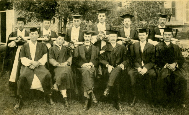 이태준(뒷줄 왼쪽 네번째) 선생이 세브란스의학교 제2회 졸업식에서 동료들과 찍은 사진./사진제공=동은의학박물관