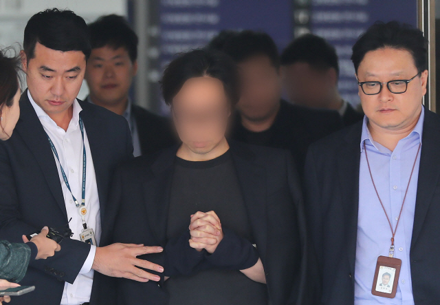 안준영(가운데) PD와 관계자들이 5일 영장실질심사를 받은 뒤 서울 서초동 서울중앙지방법원을 나서고 있다. /연합뉴스