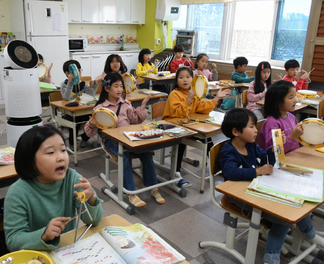 LG가 지원한 공기청정기가 설치된 경기 파주시 문산동초등학교 교실에서 학생들이 수업을 받고 있다. /사진제공=LG