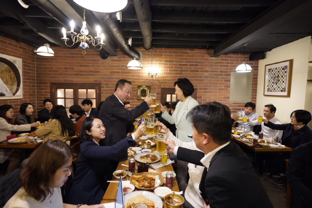 박영선 중기부 장관과 박용만 대한상의 회장이 5일 서울 한 치킨집에서 스타트업 대표들과 만난 자리에서 건배를 하고 있다. / 사진제공=중기부