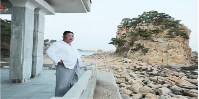 김정은 북한 국무위원장이 금강산관광지구를 현지지도하고 금강산에 설치된 남측 시설 철거를 지시했다고 조선중앙TV가 23일 보도했다. 사진은 중앙TV가 공개한 김 위원장의 시찰 모습. /연합뉴스