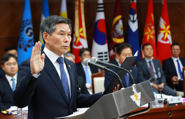 정경두 국방부 장관이 지난해 10월26일 오전 서울 용산구 국방부 청사에서 열린 국회 법제사법위원회의 국방부 군사법원 등에 대한 국정감사에서 선서하고 있다./연합뉴스