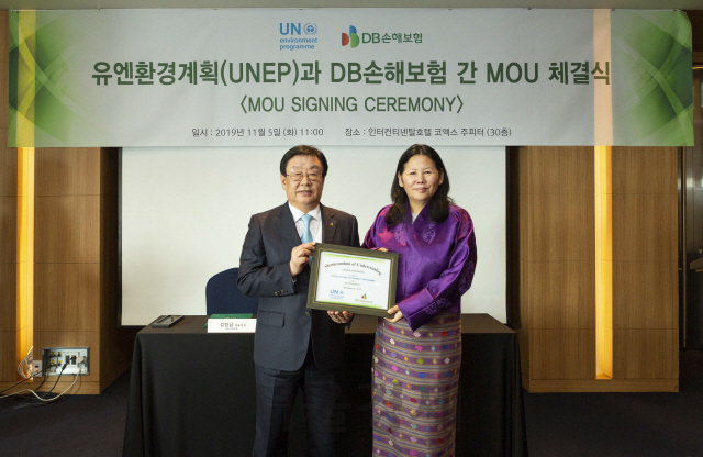 김정남(왼쪽)DB손해보험 사장이 지난 5일 서울 삼성동 인터컨티넨탈호텔에서 데첸 쉐링 유엔환경계획(UNEP) 아시아·태평양 소장과 지속가능·녹색성장 실천을 위한 업무협약을 체결하고 협약서를 들어보이고 있다. /사진제공=DB손보