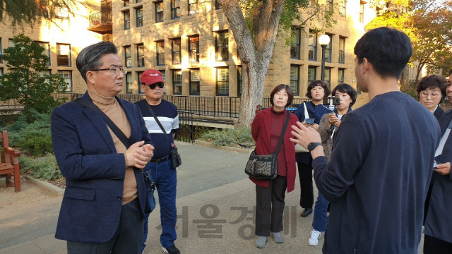 정용래(사진 왼쪽에서 첫 번째) 유성구청장이 스탠포드 대학교에서 현지 유학생으로부터 스탠포드 대학의 산학협력 체계와 학내 창업 문화 등에 대해 설명을 듣고 있다. 사진제공=유성구