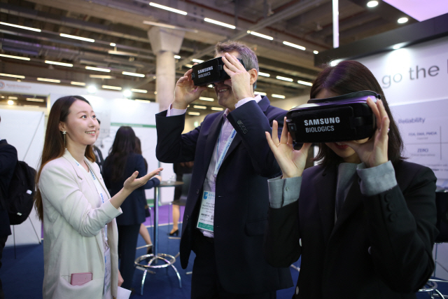 독일 프랑크푸르트에서 5일(현지시간) 개막한 ‘CPhI 월드와이드 2019’에 참석한 의약품 관계자들이 삼성바이오로직스 부스에서 VR을 통해 인천 송도 공장을 체험하고 있다. /사진제공=삼성바이오로직스