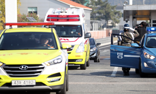 6일 오전 대구 공군기지에서 헌병이 독도 인근 해상 추락 헬기 탑승원의 시신을 옮기는 소방당국 차량 행렬을 향해 경례하고 있다./연합뉴스