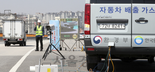 서울 동호대교 남단에서 환경부와 한국환경공단, 서울시가 자동차 배출가스를 단속하고 있다. /서울경제DB