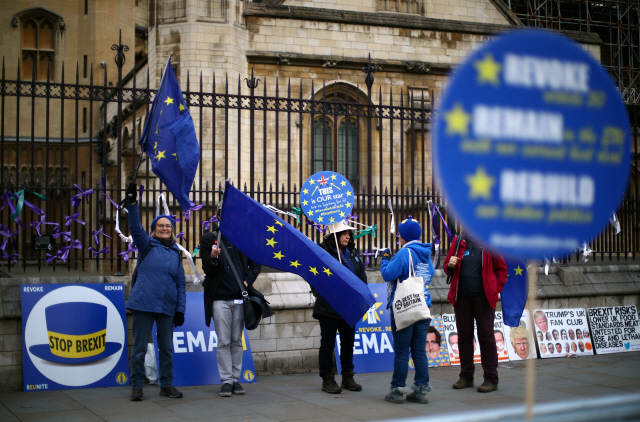 브렉시트에 반대하는 시위대가 5일(현지시간) 영국 런던 의회 앞에서 EU 국기를 흔들고 있다./로이터연합뉴스
