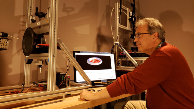 미국 새너제이에 위치한 삼성 리서치 아메리카 오디오랩에서 연구원이 음질을 테스트하고 있다. /사진제공=삼성전자