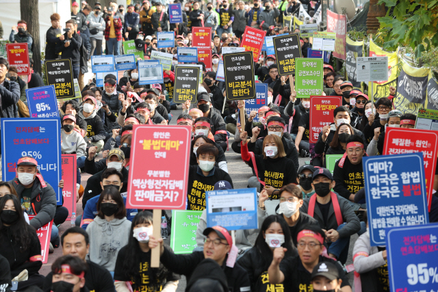 전자담배협회, 담배사업법 일부 개정안 반대 집회      (서울=연합뉴스) 임화영 기자 = 한국전자담배협회 회원들이 6일 오후 서울 여의도 국회 앞에서 담배사업법 일부 개정안 반대 집회를 열고 정부의 액상형 전자담배 사용 중단 권고를 규탄하고 있다. 2019.11.6      hwayoung7@yna.co.kr  (끝)      <저작권자(c) 연합뉴스, 무단 전재-재배포 금지>