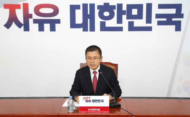 자유한국당 황교안 대표가 6일 오후 국회에서 긴급 기자간담회를 열고 발언하고 있다./연합뉴스