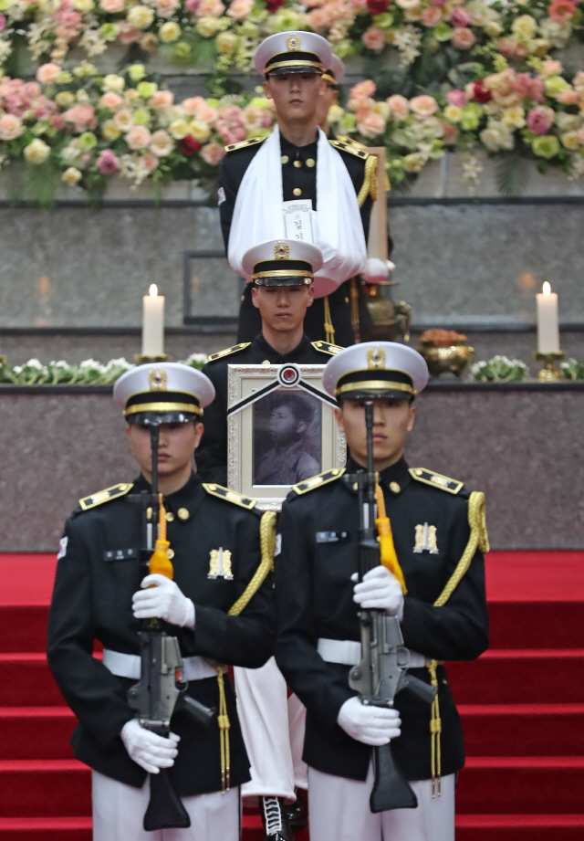 7일 국립대전현충원에서 열린 고(故) 김기봉 이등중사 발굴 유해 안장식에서 고인의 영현이 봉송되고 있다. /연합뉴스