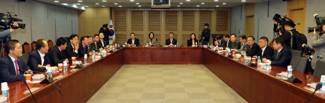 한국당 초선모임 “보수통합 적극 지지·중진 험지 출마해야”