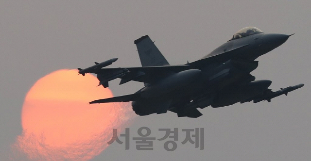 7일 오후 광주 공군 제1전투비행단 활주로에서 기상악화로 임시 착륙 미군의 F-16 전투기가 다시 날씨가 좋아지자 복귀하기 위해 이륙하고 있다. /연합뉴스