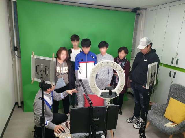 포스코ICT 관계자들이 경기 성남시 장애인종합복지관 유튜브 제작 스튜디오에서 영상 촬영장비 사용법을 설명하고 있다. /사진제공=포스코ICT