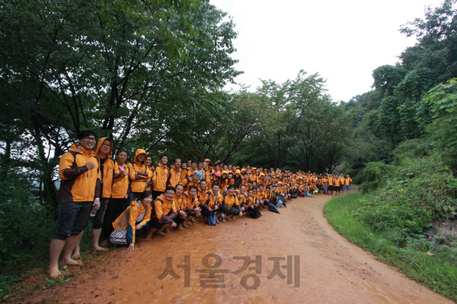 맥키스컴퍼니 임직원들이 계족산 황토길에서 맨발 걷기를 한 후 화이팅을 외치고 있다. 사진제공=맥키스컴퍼니