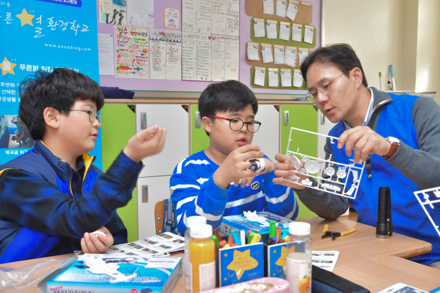 삼성SDI 직원이 지난달 29일 경기도 용인시 공세초등학교에서 ‘찾아가는 푸른별 환경학교’ 수업을 진행하고 있다. /사진제공=삼성SDI