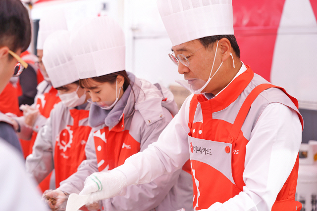 이문환(오른쪽) 비씨카드 사장이 지난 6일 서울 강북구 번동 일대에서 열린 ‘사랑 나눔 축제’에서 배식 봉사를 하고 있다. /사진제공=비씨카드