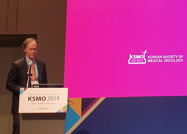 2019년 노벨 생리의학상 수상자인 윌리엄 케일린 미국 다나파버암센터 교수가 7일 서울 용산구 드래곤시티호텔에서 열린 ‘KSMO 2019’의 기조연설을 진행하고 있다. /우영탁기자