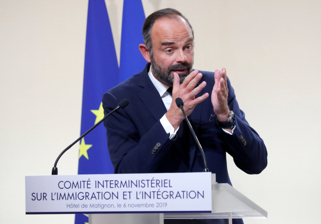 6일(현지시간) 파리의 한 호텔에서 에두아르 필리프 프랑스 총리가 새 이민정책을 발표하고 있다./파리=AFP연합뉴스