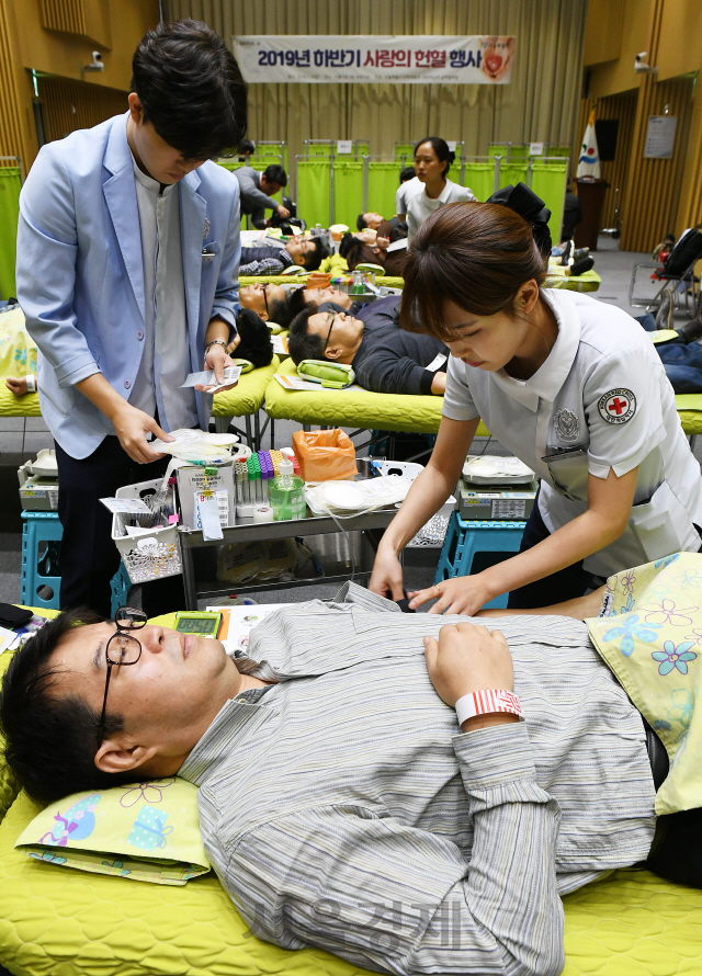 8일 오전 서울시청에서 열린 '2019년 하반기 사랑의 헌혈 행사'에 참가한 서울시 공무원들이 헌혈하고 있다. 이날 서울시는 직원들로부터 기부 받은 헌혈증서 584매를 한국백혈병어린이재단에 기증했다./오승현기자 2019.11.08