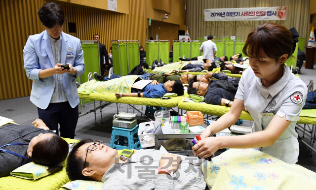 8일 오전 서울시청에서 열린 '2019년 하반기 사랑의 헌혈 행사'에 참가한 서울시 공무원들이 헌혈하고 있다. 이날 서울시는 직원들로부터 기부 받은 헌혈증서 584매를 한국백혈병어린이재단에 기증했다./오승현기자 2019.11.08